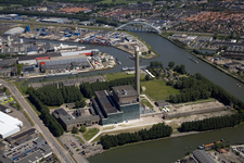 802452 Luchtfoto van de electrische centrale Lage Weide van de NUON (Atoomweg 9) te Utrecht, uit het zuiden; rechts het ...